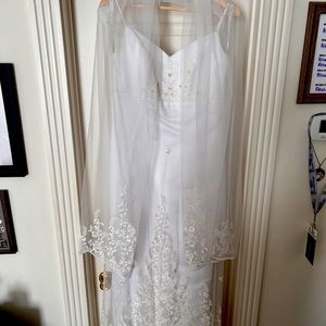 PC Mary Wedding Gown with Veil **almost new**